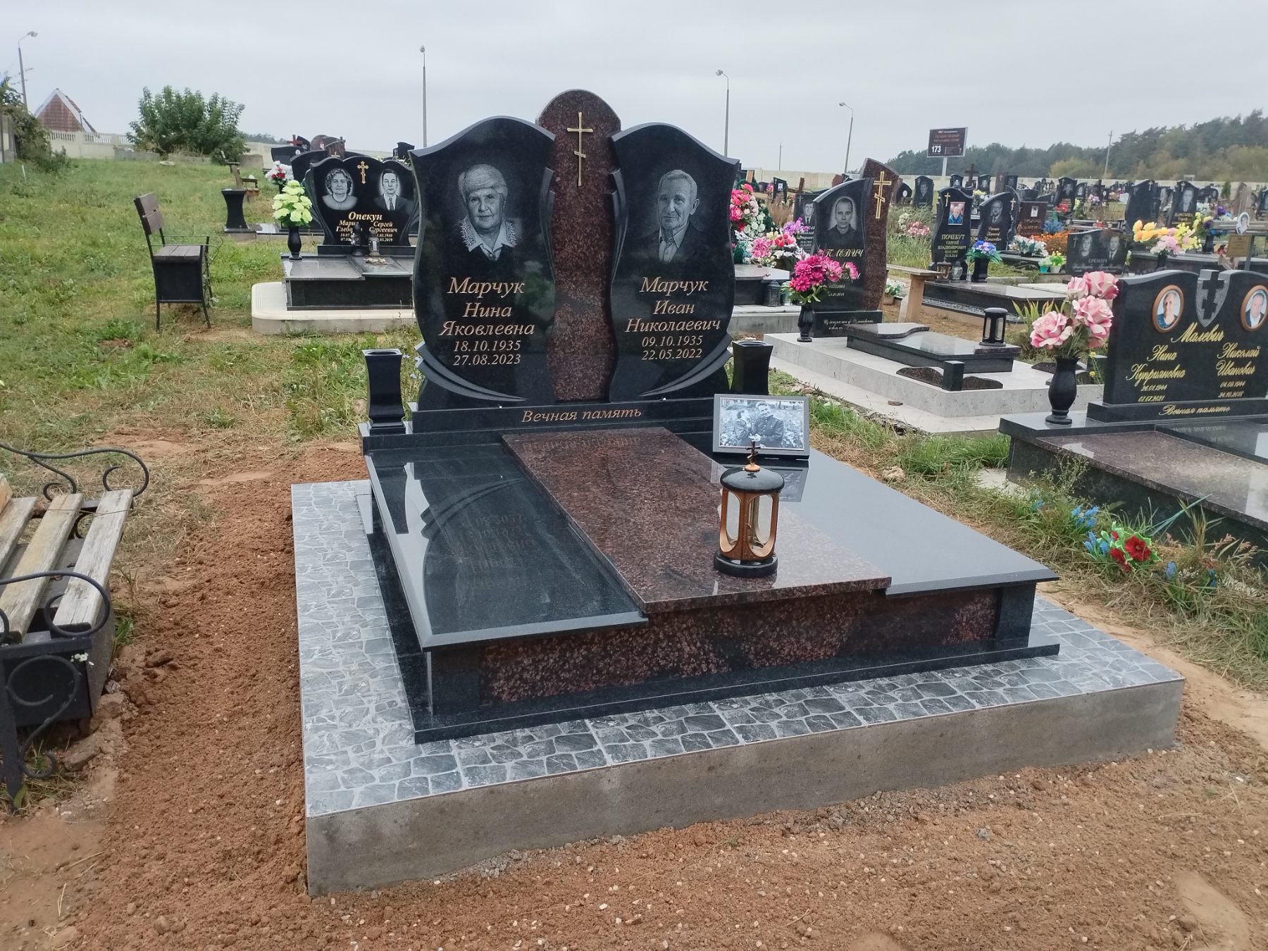 Двойной памятник