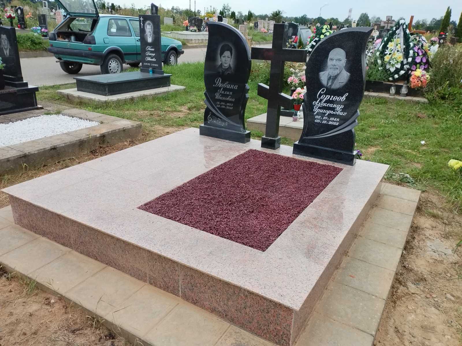 Двойной памятник с одиночным надгробем