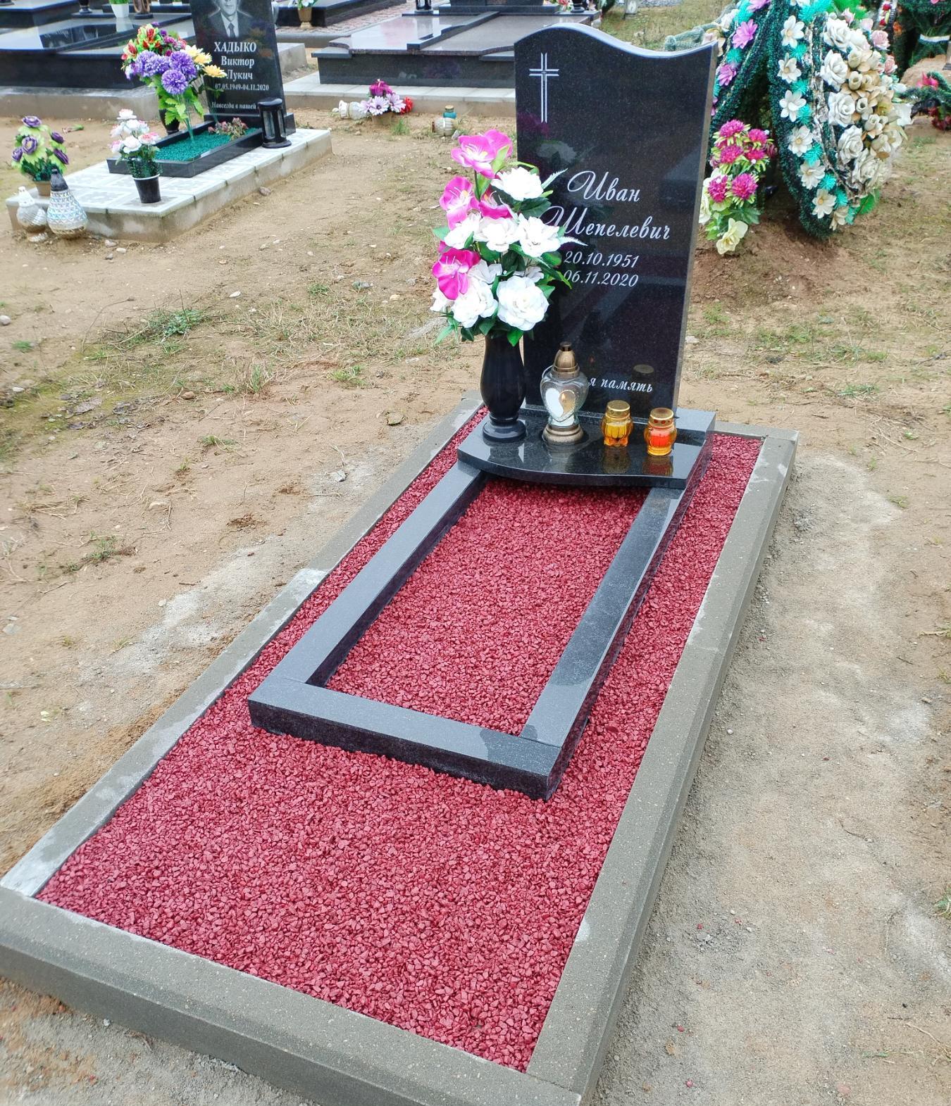 Одиночный памятник с цветником