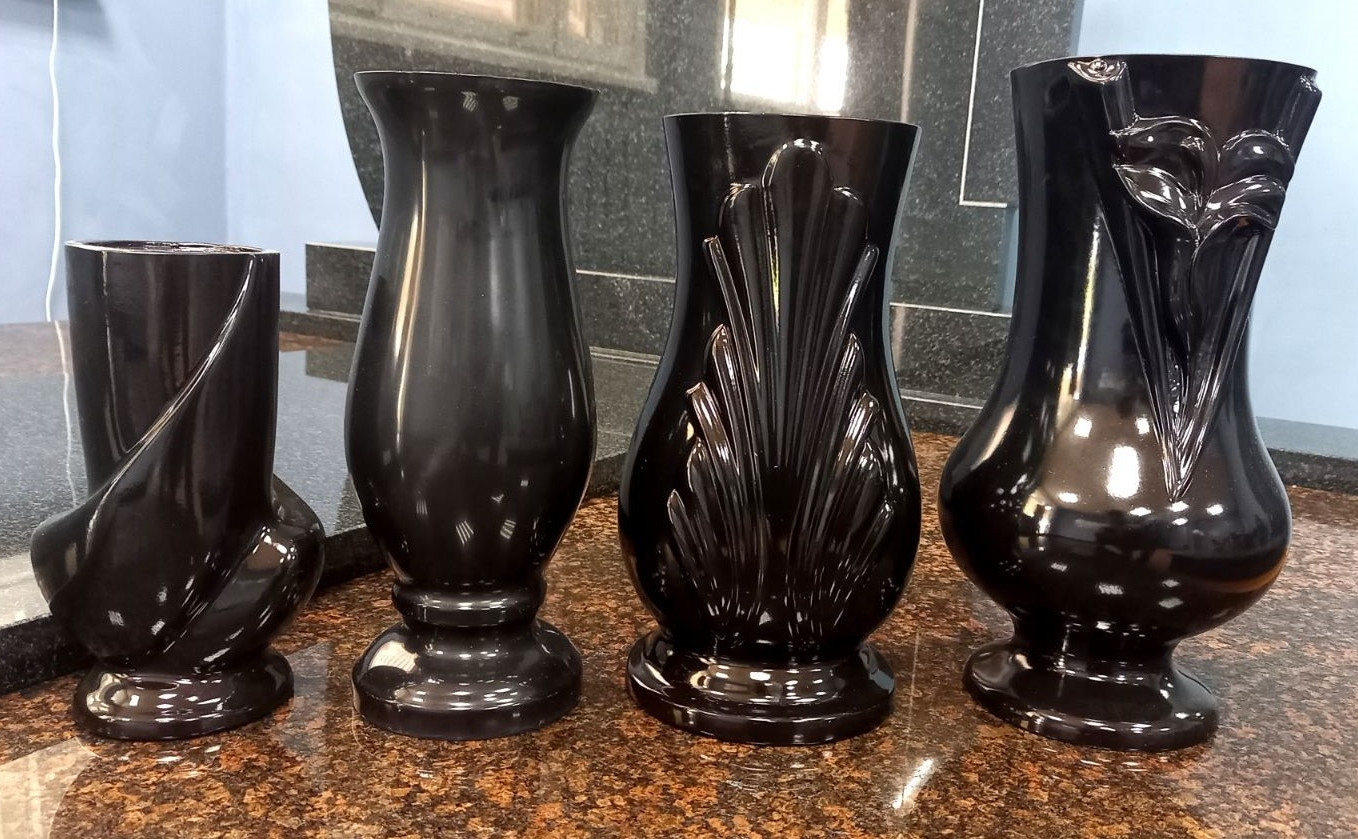 Вазы и лампады различных форм, цветов и материалов