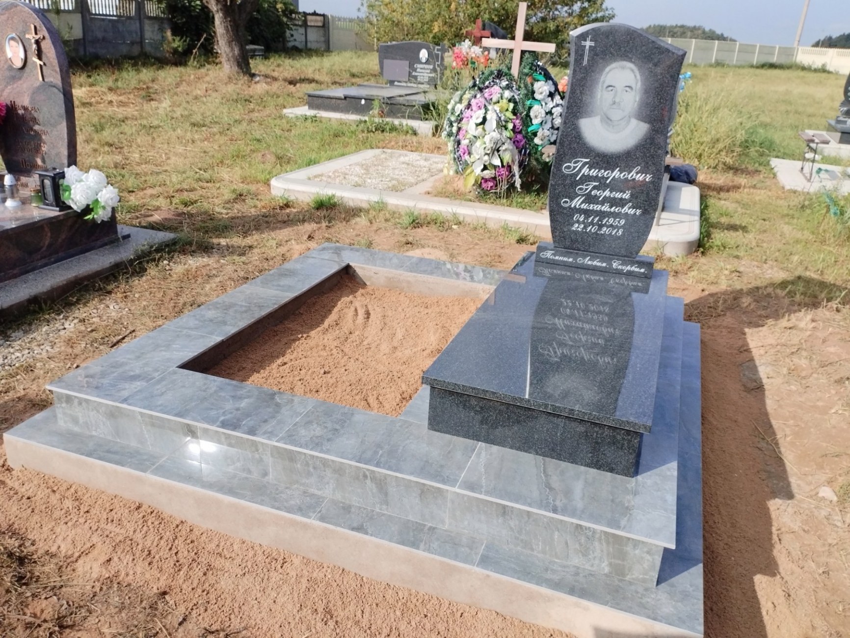 Одиночный памятник с подхоронкой