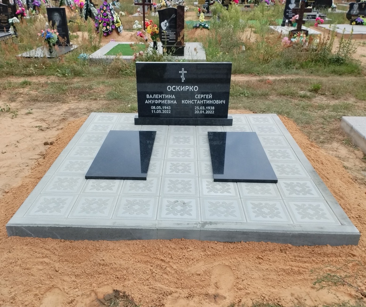 Двойной памятник с одиночным надгробем