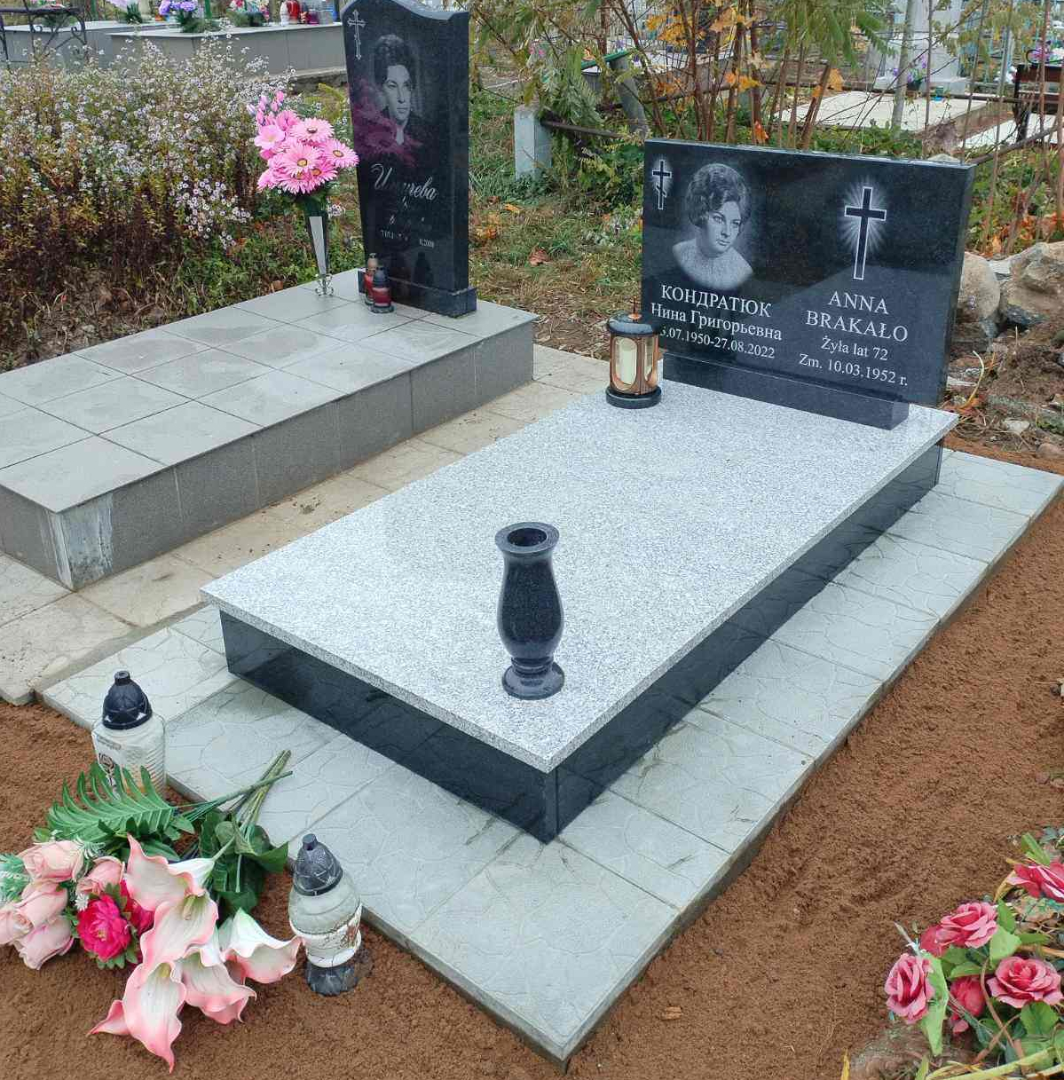 Двойной памятник с одиночным надгробем