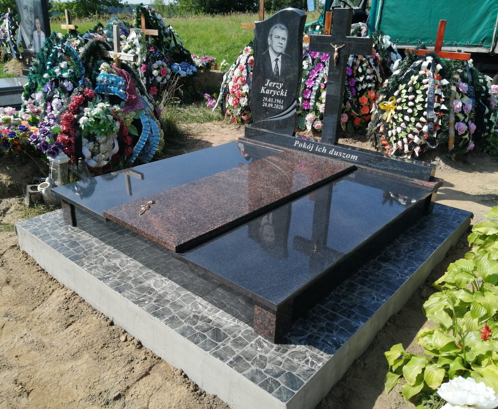 Двойной памятник с одиночным надгробем