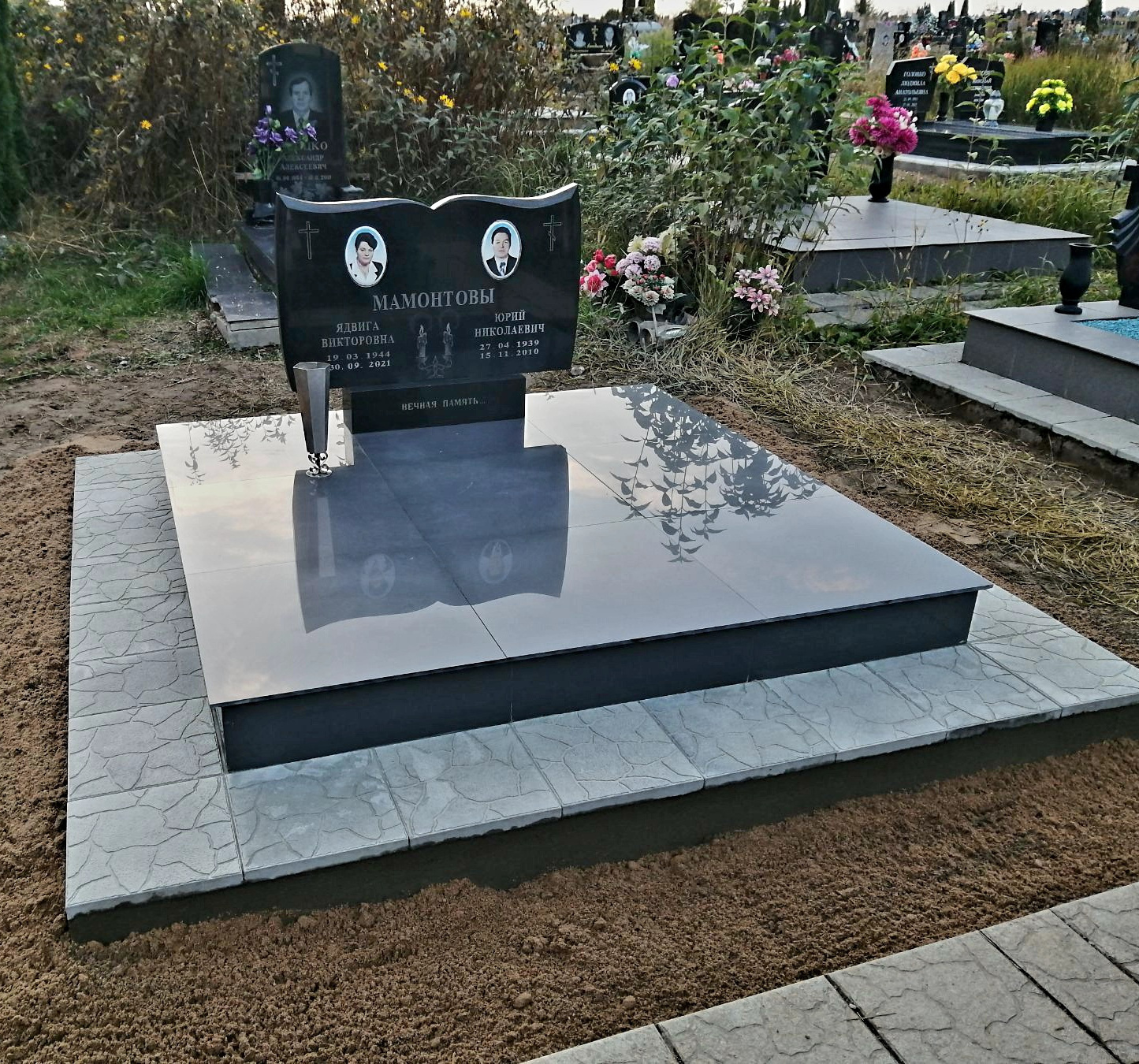 Двойной памятник