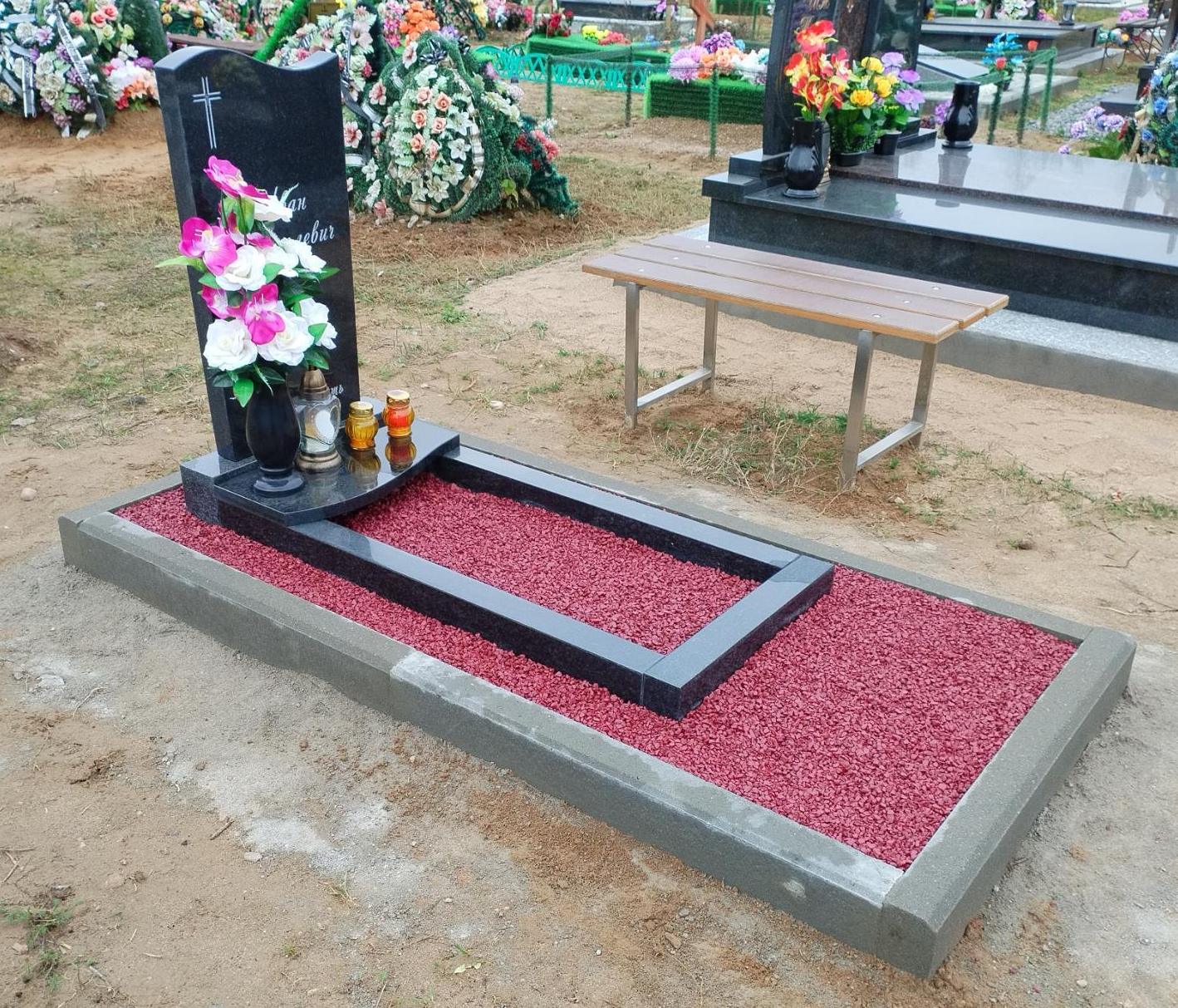 Одиночный памятник с цветником