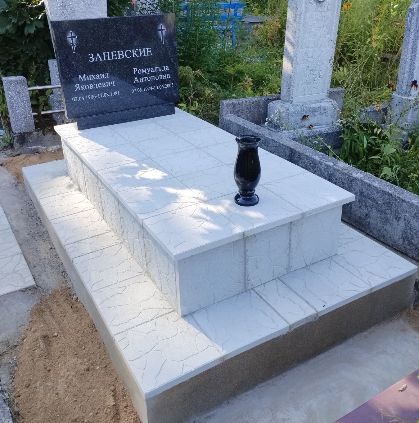 Двойной памятник