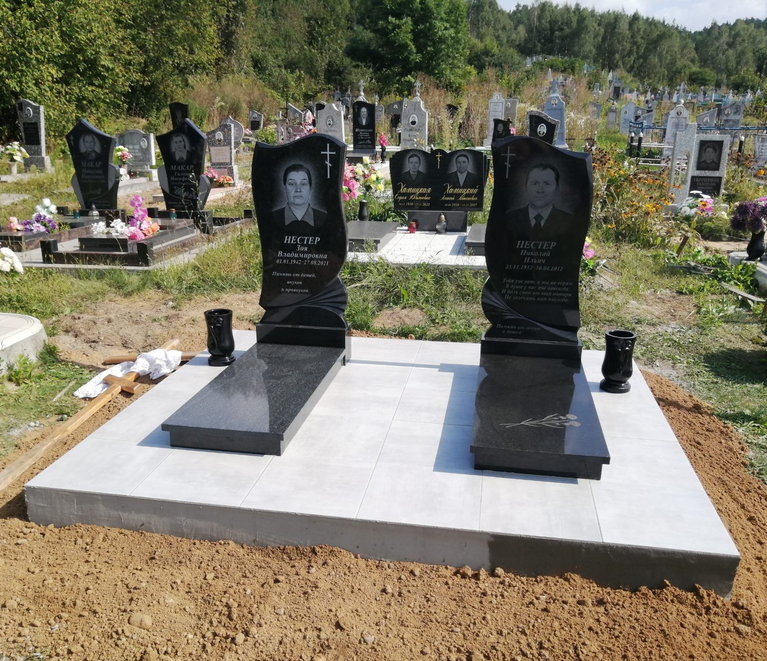 Двойной памятник с отдельлными надгробиями