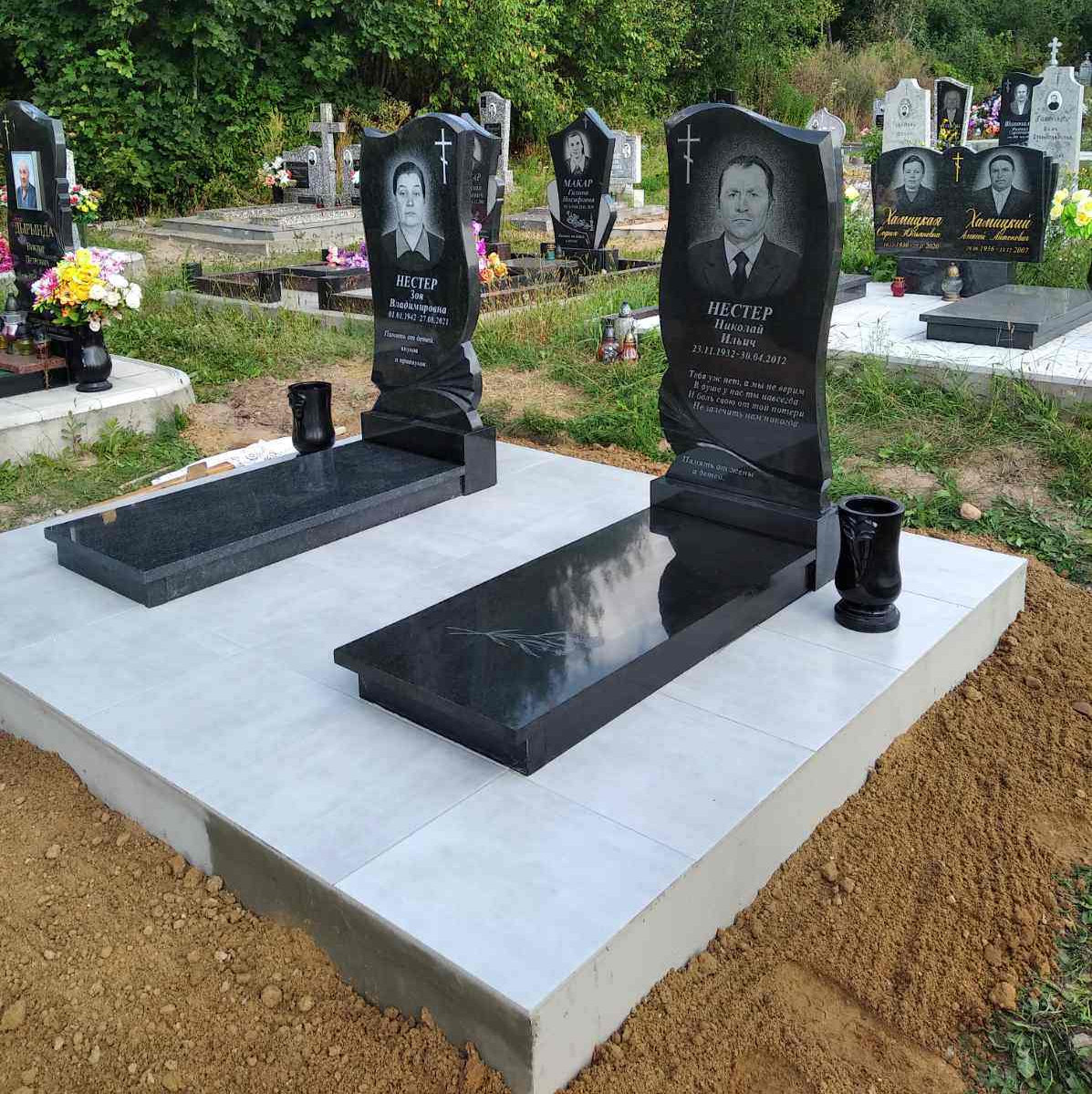 Двойной памятник с с отдельлными надгробиями