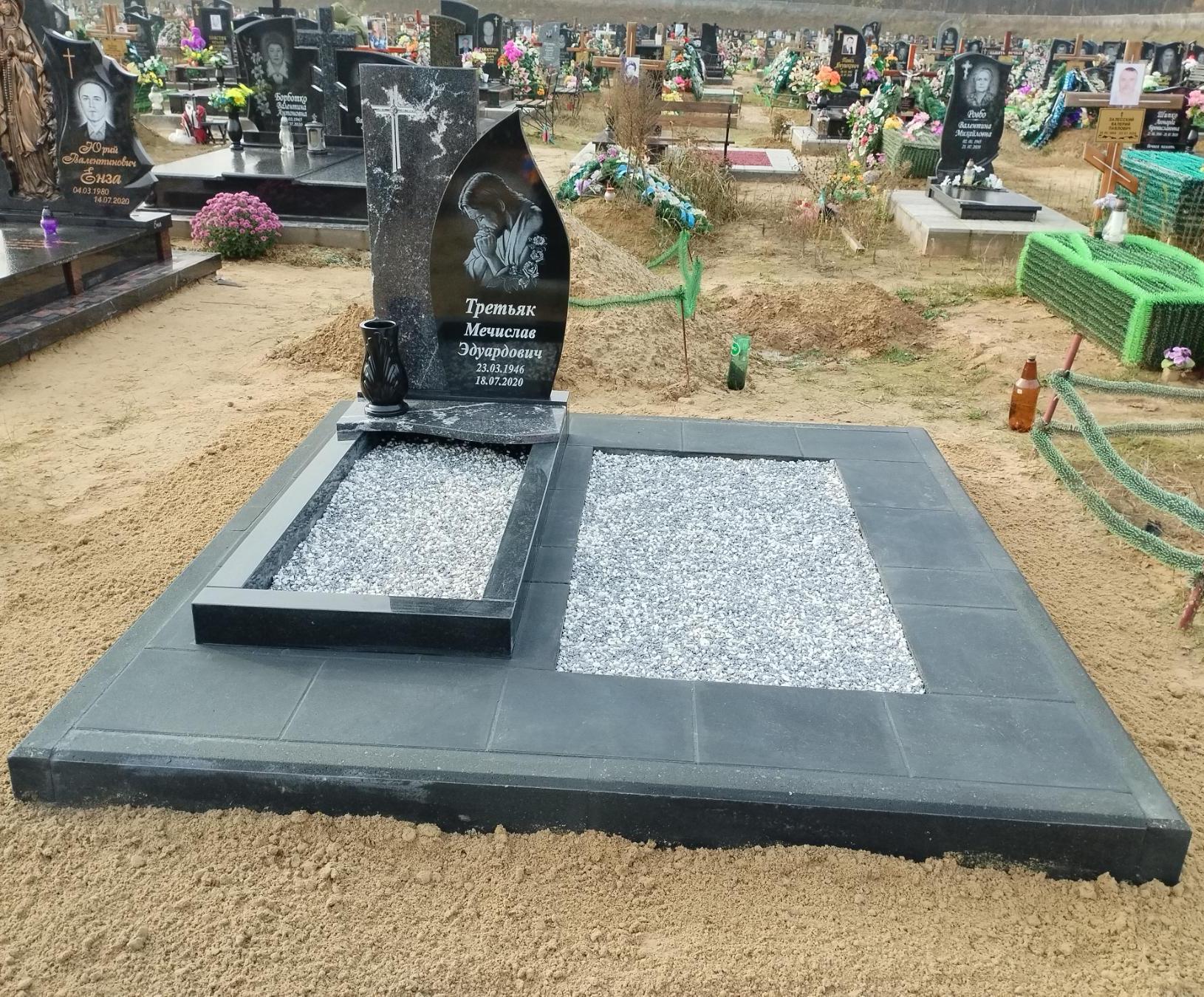 Одиночный памятник с подхоронкой