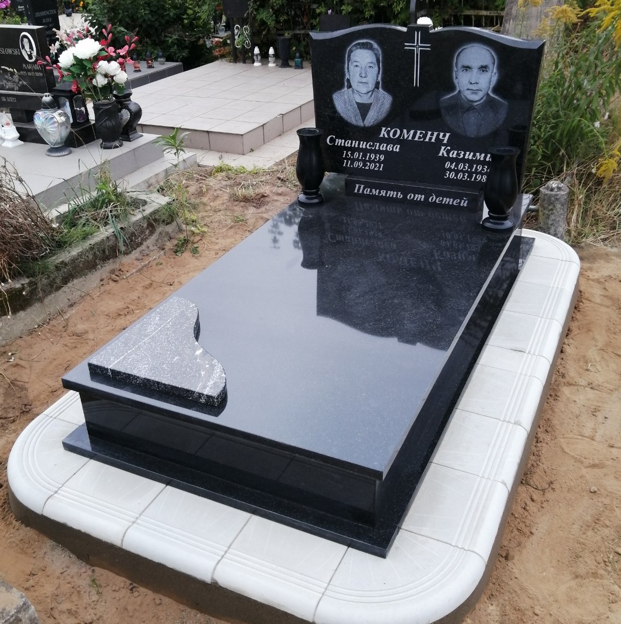 Двойной памятник с одиночным надгробем