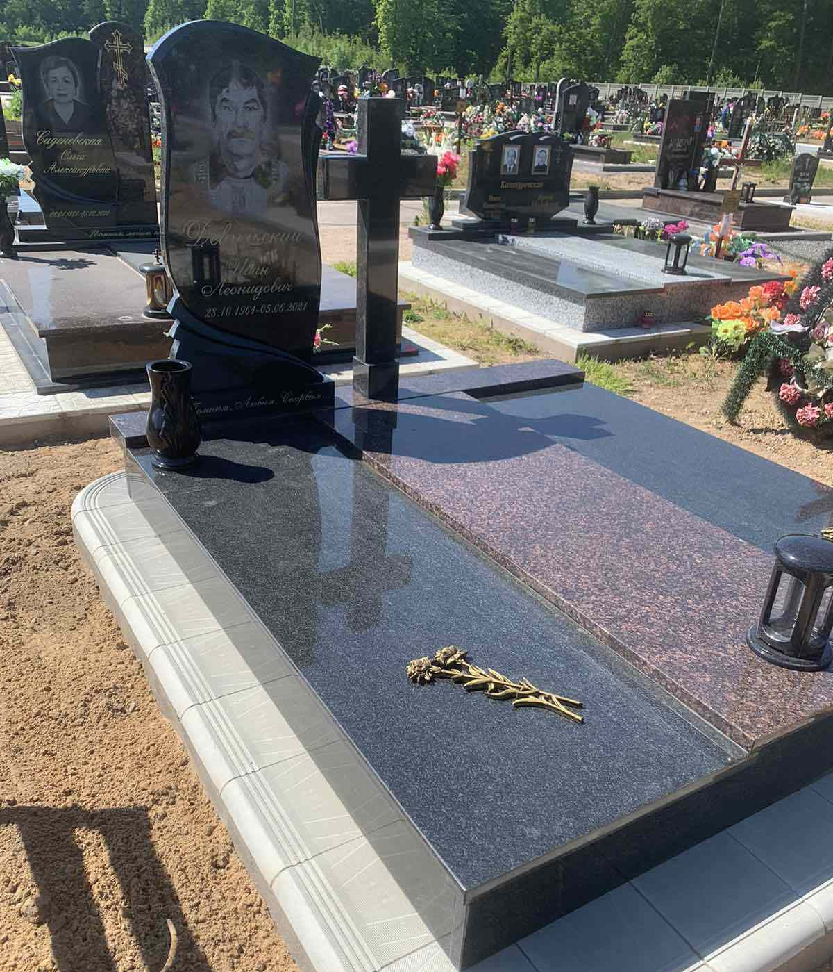 Двойной памятник