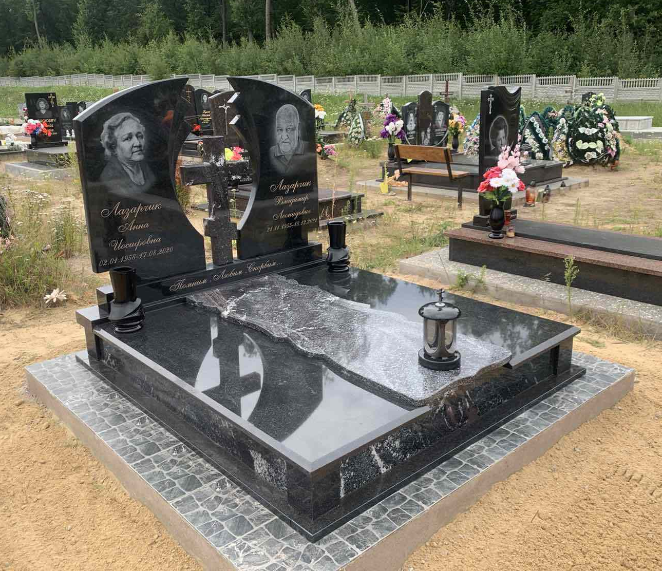 Двойной памятник