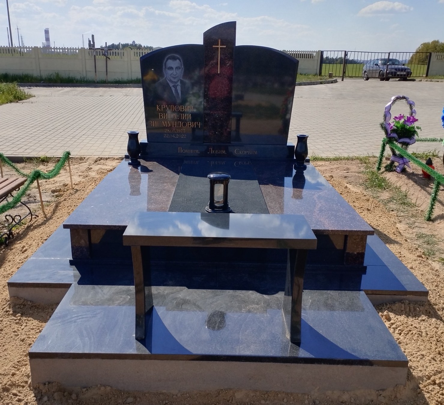 Двойной памятник с с отдельлными надгробиями