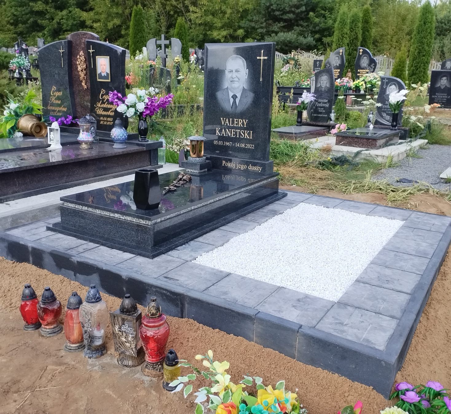 Одиночный памятник с подхоронкой из гранита