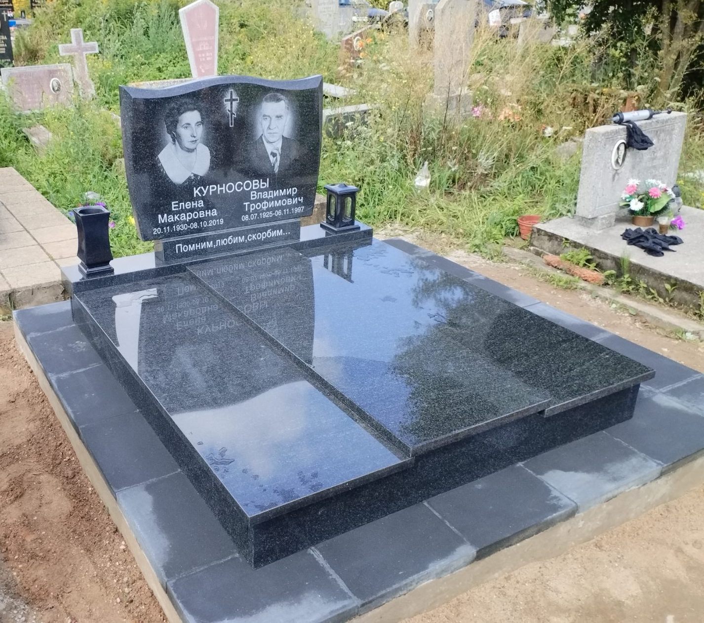 Двойной памятник с одиночным надгробем