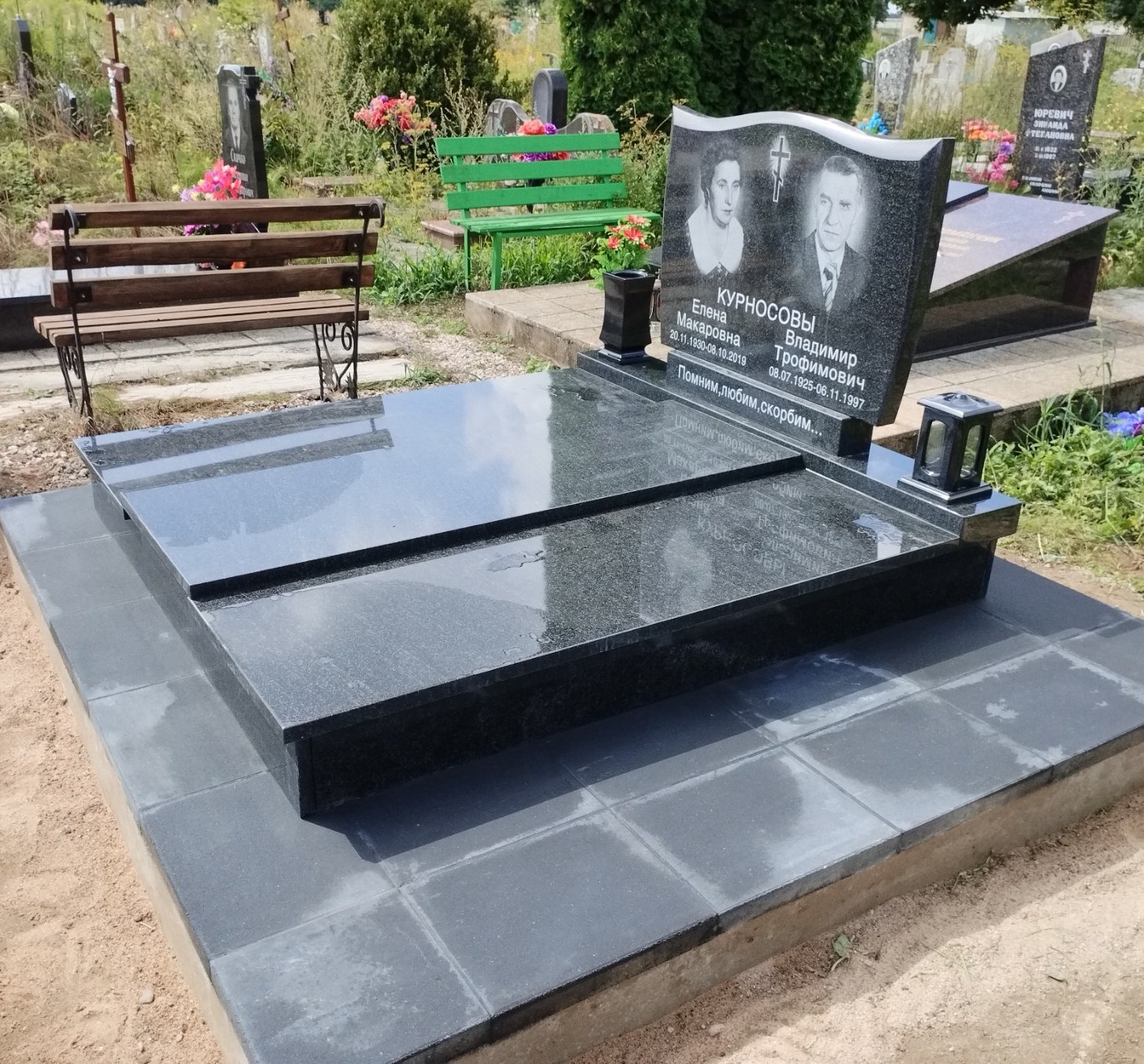 Двойной памятник с одиночным надгробем