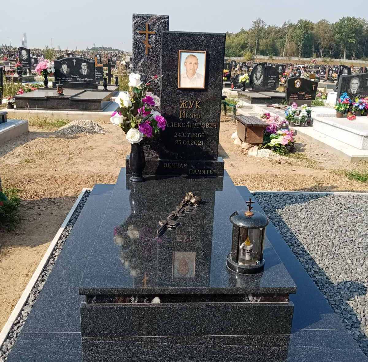 Одиночный памятник с "парящей" плитой 175*85