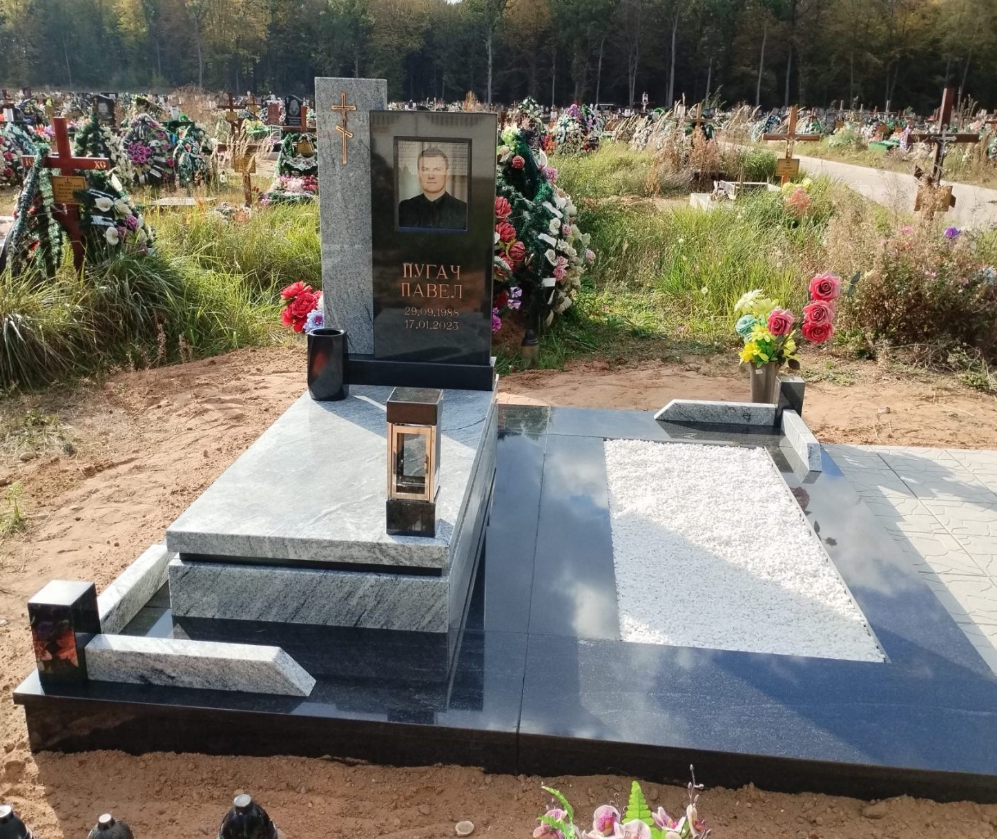 Одиночный памятник с парящей плитой