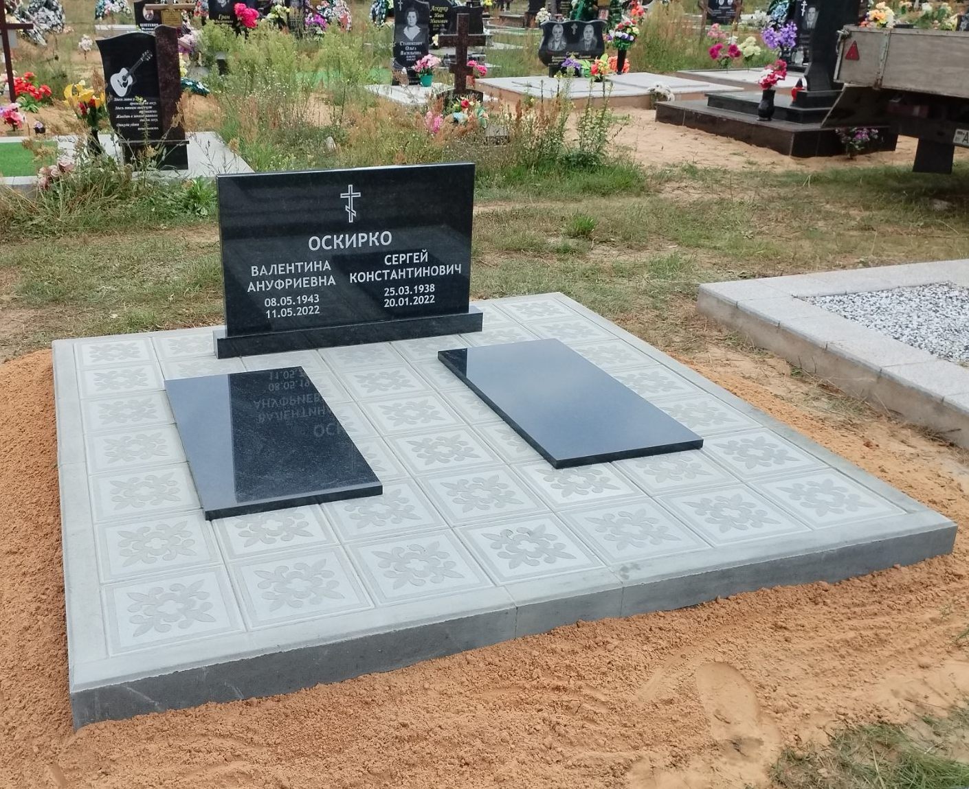 Двойной памятник с одиночным надгробем